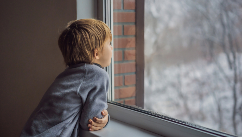 dete na prozoru