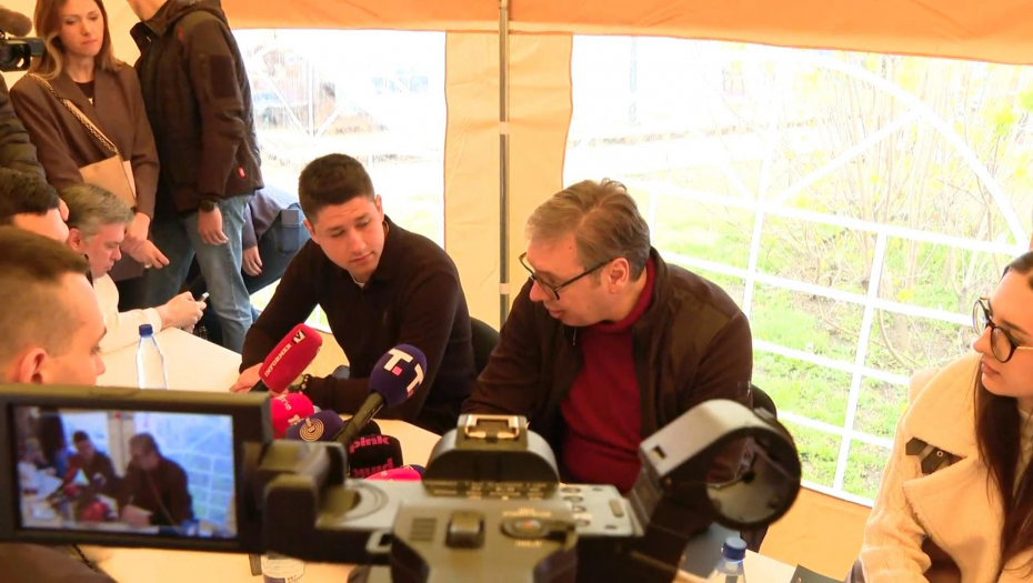 Predsednik Srbije Aleksandar Vučić u obilasku studenata koji žele da uče