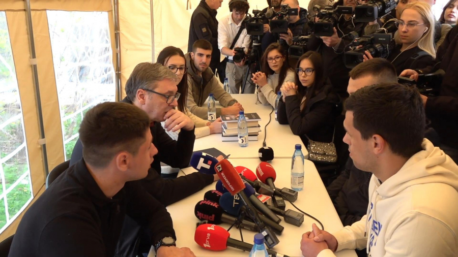 Predsednik Srbije Aleksandar Vučić u obilasku studenata koji žele da uče