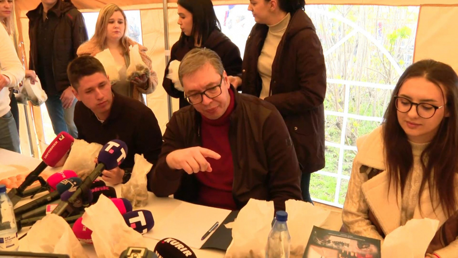 Predsednik Srbije Aleksandar Vučić u obilasku studenata koji žele da uče