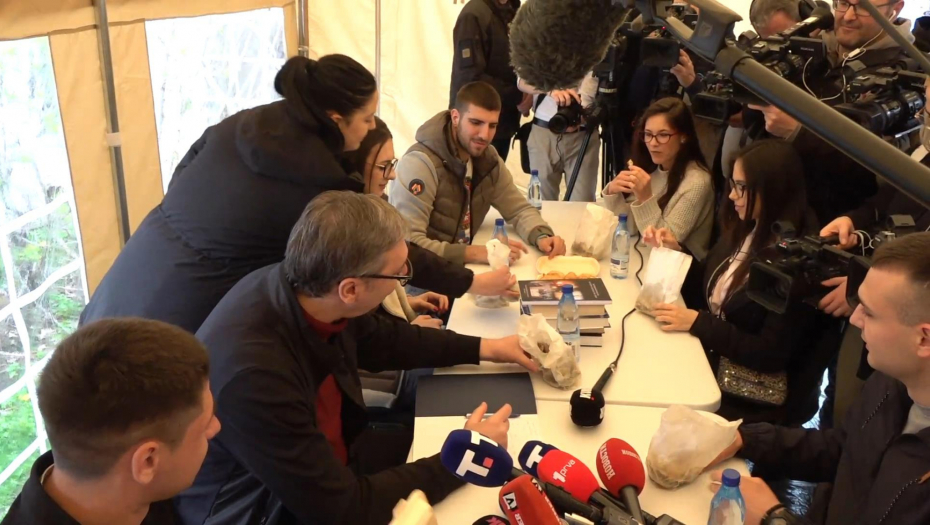 Predsednik Srbije Aleksandar Vučić u obilasku studenata koji žele da uče