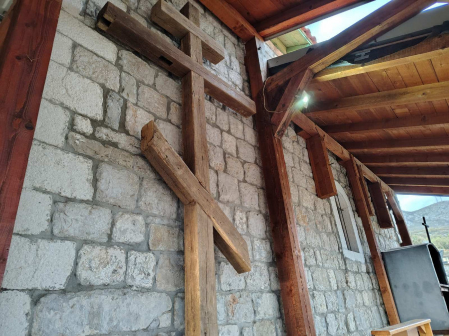 Časni krst iz Jasenovca u manastiru Doljani