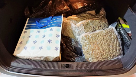 U velikoj akciji pripadnika UKP i Višeg javnog tužilaštva u Beograd na suzbijanju droge, sinoć je zaplenjena velika količina droge i uhapšena su dvojica osumnjičenih.