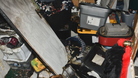 Žena iz Konektikata u Americi optužena je da je gotovo dve decenije svog posinka držala zatočenog i izgladnjavala ga