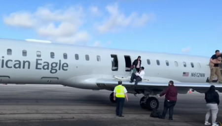 Avion American Airlines-a napunio se dimom ubrzo nakon što je sleteo, primoravajući preplašene putnike da pobegnu.