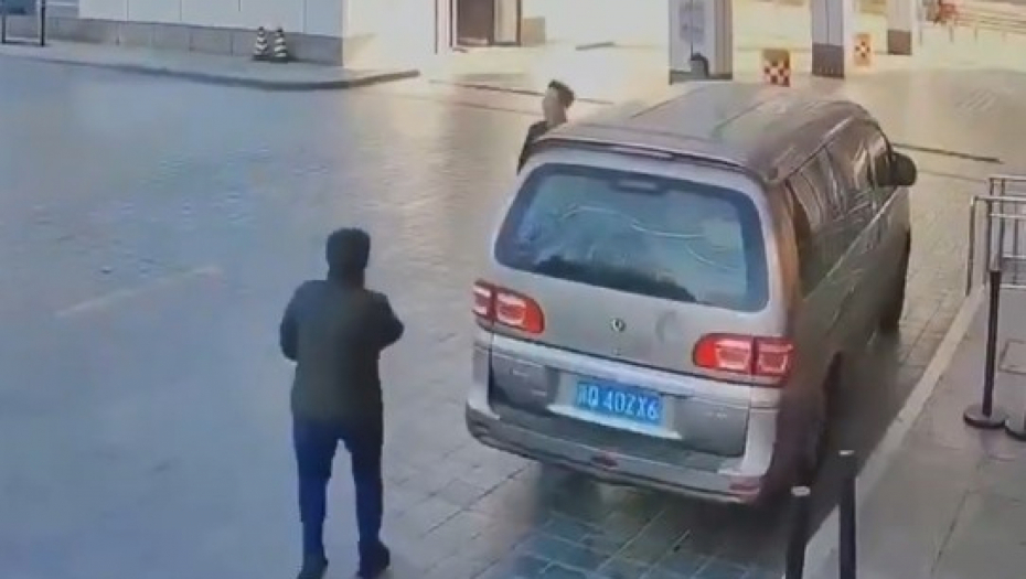 čoveka udarila plastika