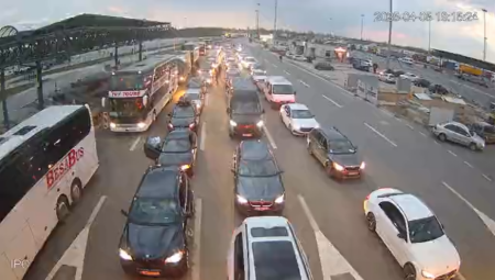 Teretna vozila najviše čekaju na graničnom prelazu Batrovcina izlazu iz zemlje, 15 sati, saopštio je danas Auto-moto savez Srbije (AMSS).