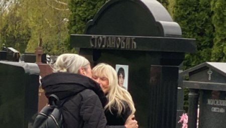 Porodica, prijatelji i Sašini najbljiži saradnici stigli su u tišini na groblje, a parastos služi tri sveštenika.