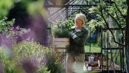 Devojka, koja je kupila kuću, objavila je na mrežama video u kom pokazuje ogromnu skrivenu deponiju ispod svoje baštenske terase.