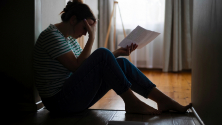 Godinama nakon razvoda, i tek posle smrti bivšeg supruga, spisateljica Ejmi Su Nejtan pronašla je nešto što ju je potpuno zateklo – neuručeno pismo izvinjenja, pažljivo sakriveno među starim knjigama u kućnoj kancelariji.