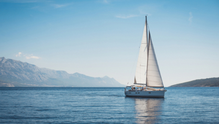 Najmanje 18 osoba je nastradalo, a više od 20 se vode kao nestale kada se danas prevrnuo turistički brod tokom iznenadne oluje za vreme panoramske vožnje u Vijetnamu