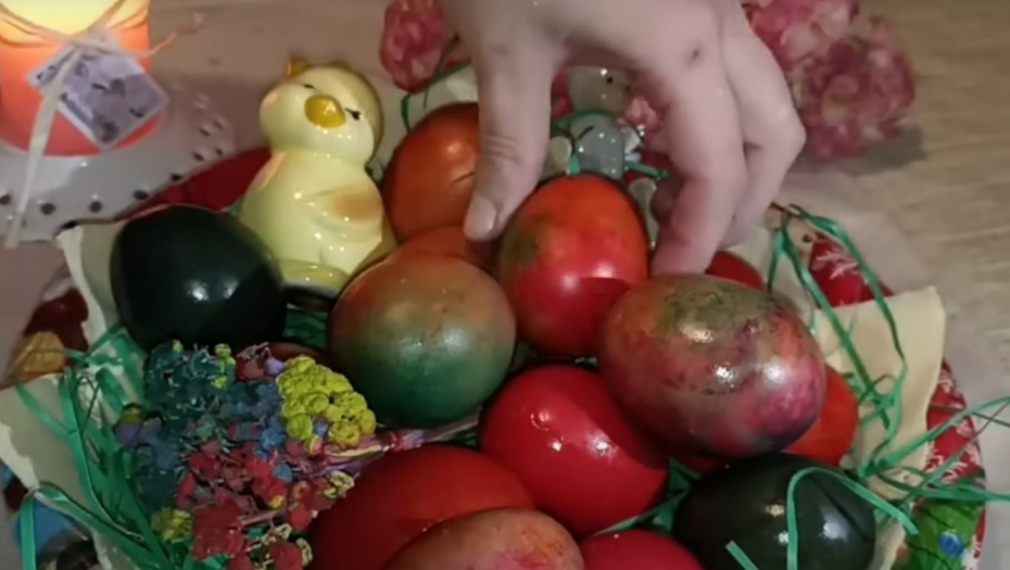 Farbanje jaja ubrusom