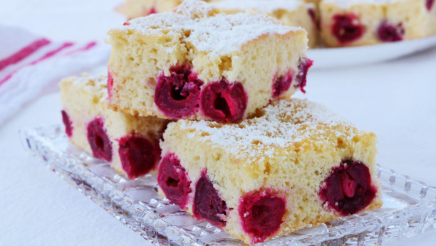 žuti kolač sa višnjama