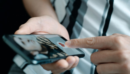 Lohlan Braun odlučio je da testira kako izgleda život 30 dana bez telefona, nakon što je primetio da „ne silazi s uređaja“