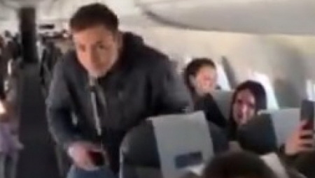 Let aviona iz Podgorice ka Beogradu pretvorio se u nezaboravnu ljubavnu priču kada je mladi Rus Aleksandar Rubin zaprosio svoju devojku Nelu – i to preko razglasa, uz podršku cele posade avio-kompanije „Er Montenegro“.