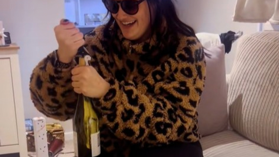 devojka otvara flašu