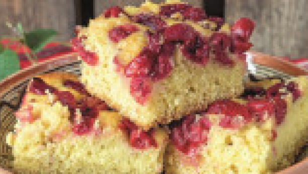 žuti kolač sa višnjama