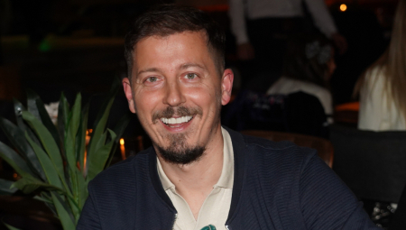 Dinča nije pevač koga imamo često prilike da vidimo ispred kamera, ali je sada odlučio da progovori o nekim detaljima iz svog života i karijete