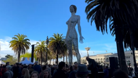 Skulptura nage žene visoka 13,7 metara, koja je postavljena u San Francisku posvađala je ljude u gradu.