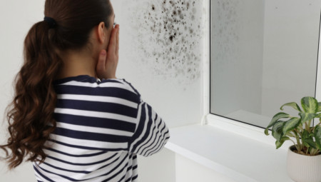 Jedan od najčešćih problema je ostavljanje mokrih čizama, jakni i kišobrana u zatvorenim prostorijama poput hodnika i ormara