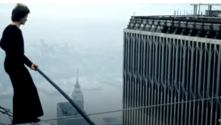 Filip Petit je 1974. godine hodao po žici i izvodio akrobacije između popularnih Kula bliznakinja u Njujorku.