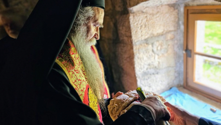 Njegoševe stihove, uz strune gusala, pevao je Radosav Rajo Vojinović, unoseći snažan poetski i duhovni ton u veče posvećeno Njegoševom zavetu i Lovćenskoj kapeli.