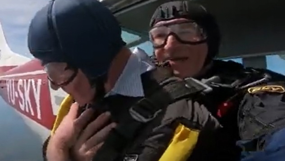 deda skočio iz padobrana