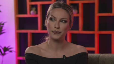 Sa partnerom Vladimirom, kog vešto krije od javnosti, već je dve i po godine u vezi, a iako je svadba u planu, potomstvo joj je trenutno prioritet.