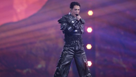 Njegovu energičnu pesmu, s veoma jakim rečima pratio je i jak scenski nastup s veoma upečatljivim značenjem