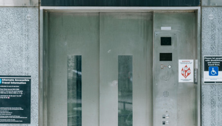 U subotu je u beogradskom naselju Mirijevo došlo do stravične nesreće na gradilištu kada je radnik star 64 godine pao kroz otvor za lift sa visine od pet metara. Lekari Urgentnog centra trenutno se bore za njegov život.