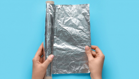 Aluminijumska folija je nezaobilazan deo svake kuhinje - koristi se za pakovanje hrane, pečenje i čuvanje namirnica. Međutim, postoji još jedna genijalna upotreba aluminijumske folije koju sve više domaćinstava otkriva - stavljanje folije u zamrzivač
