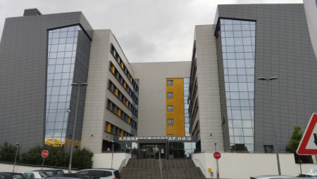 Na auto-putu Pirot-Niš u smeru ka Beogradu, jutros oko 6.20 sati, došlo je do saobraćajne nezgode, kada je vozilo marke "nisan" stranih registarskih oznaka udarilo u nadvožnjak i sletelo van kolovoza, potvrđeno je u PU Niš