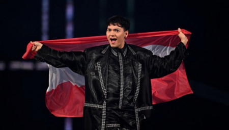 Ono što je interesantno jeste činjenica da mu je tekst pesme radila devojka koja ima srpske korene