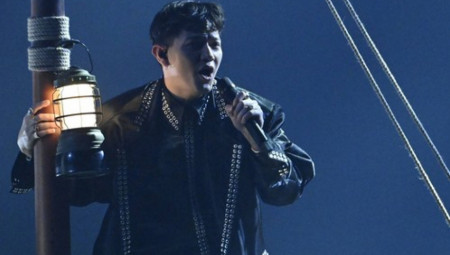 Umetnik austrijsko-filipinskog porekla, poznat pod umetničkim imenom JJ