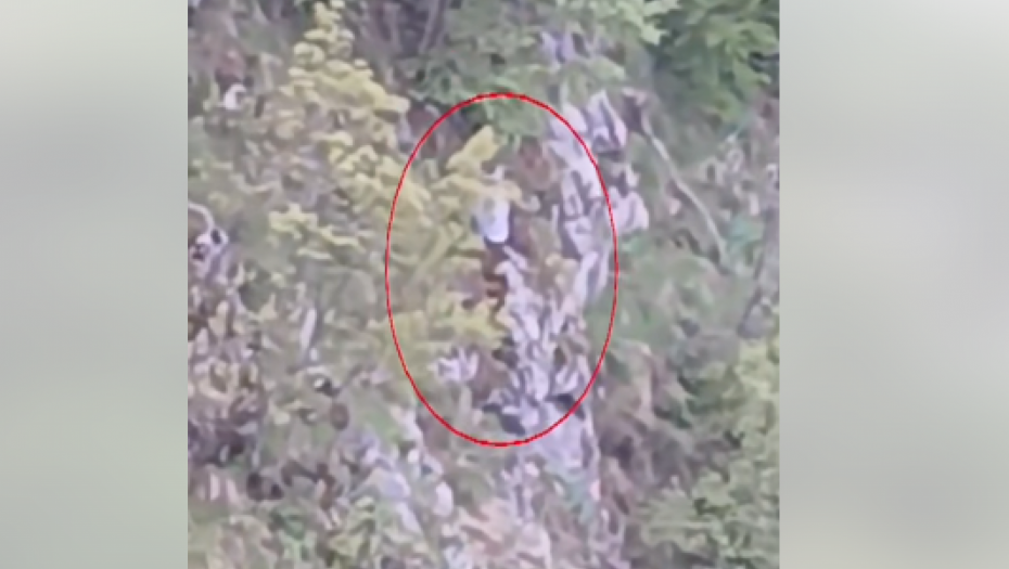 Čovek visio iznad ambisa 12 sati