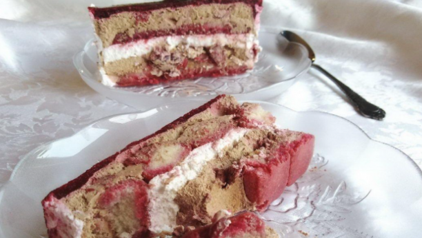 torta sa jagodama i piškotama