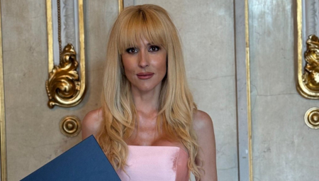 Iva danas u Narodnom pozorištu u Beogradu odlikovana Zlatnim beočugom