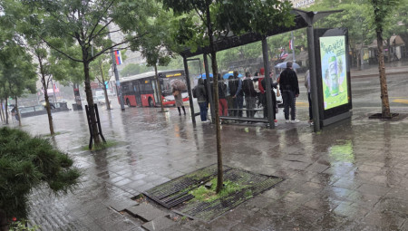 U Srbiji će sutra biti promenljivo oblačno i relativno toplo, mestimično sa kratkotrajnom kišom, a u zapadnim i brdsko-planinskim predelima ponegde i lokalnim pljuskovima sa grmljavinom, saopštio je Republički hidrometeorološki zavod (RHMZ)