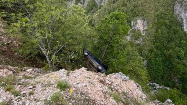 čovek visi iznad litice