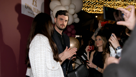 U srcu boemske Skadarlije sinoć je svečano otvorena letnja bašta čuvenog restorana Dva Jelena, jednog od najstarijih i najprepoznatljivijih ugostiteljskih objekata u Beogradu.