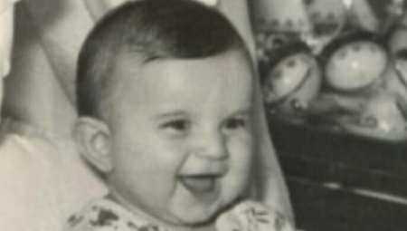 Pevač sa fotografije ima veoma zanimljiv život.