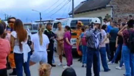 Najmanje 10 osoba je poginulo, a sedam je povređeno u subotu kada se autobus srušio sa mosta na auto-putu La Linea, blizu grada Kalarka u kolumbijskom regionu Kindio, saopštila je danas lokalna policija.