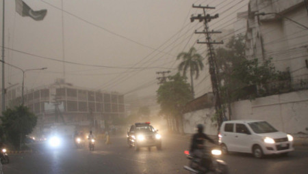 Najmanje 20 osoba je poginulo, a više od 150 je povređeno u pakistanskom Pendžabu, u jakim olujama i obilnim kišama koje su pogodile tu provinciju, saopštila je danas lokalna vlada.
