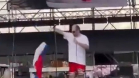 Gruzijski pevač Erekle Gecadze, nastupajući na festivalu "Tbilisi Open Air" u prestonici Gruzije oskrnavio je rusku zastavu, zbog čega su ruski zvaničnici najavili pokretanje krivičnog postupka