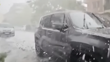 Snažno nevreme praćeno gradom neobično velikih dimenzija pogodilo je više mesta u Bugarskoj, ostavljajući za sobom pravu katastrofu.