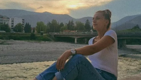 Marijana vešto krije lice svog supruga