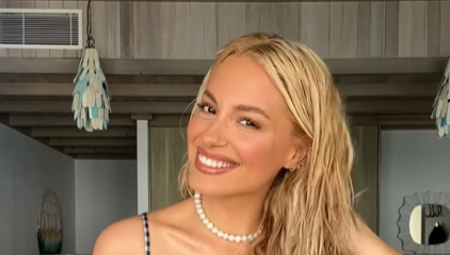 Sara se uslikala u kupaćem kostimu, dok je njeno porsje bilo u prvom planu