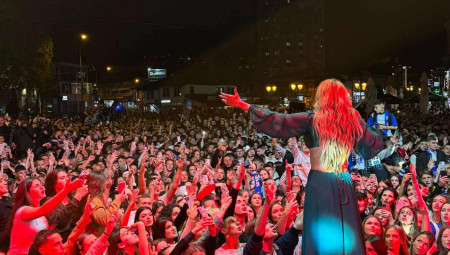 Pevačica je na bini doživela jednu neprijatnost, kada je neko iz publike gađao jajima, navodno zbog njenog načina oblačenja.