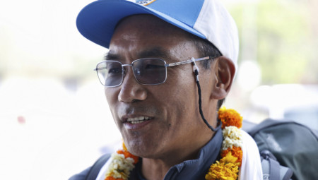 Nepalski vodič iz naroda Šerpasa, Kami Rita, popeo se na Mont Everest 31. put, oborivši rekord koji je postavio prošle godine