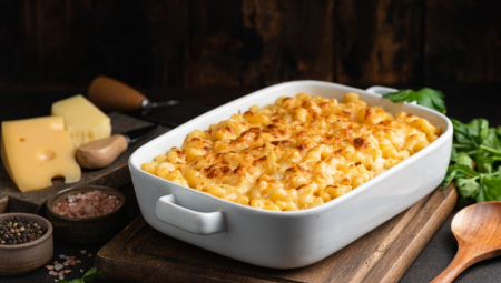 BRZINSKO ČUDO ZA STO! Zapečena testenina sa jogurtom i jajima – gotova za 30 minuta, nestaje iz tepsije!